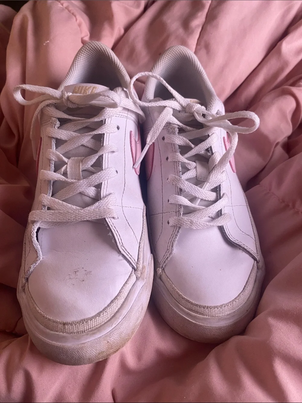 Nike Womens White Low-Top Sneakers with Pink Swoosh